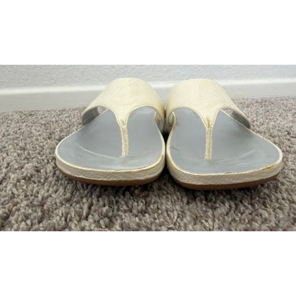 Bandolino Women's Sandals 8.5B Cream Thongs Flip Flops Reptile Print Casual - Picture 9 of 11
